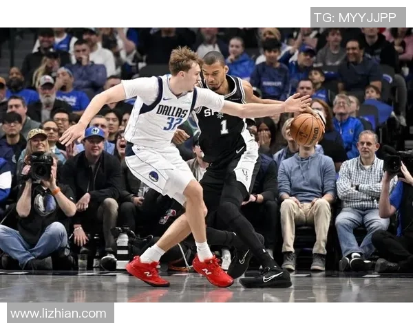 圣安东尼奥马刺迎强劲对手全力出击鏖战赛场争锋激烈较量 圣安东尼奥马刺迎强劲对手全力出击鏖战赛场争锋激烈较量